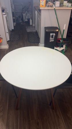Round Table And 2 Chairs