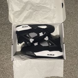 Air Jordan 4 Retro Size 8.5 BRAND NEW(DS)