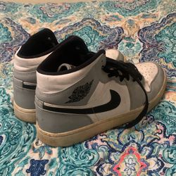 Jordan 1 Mid Light Smoke Grey 