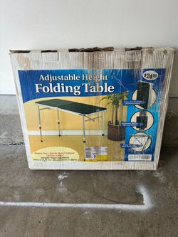 Adjustable height folding table