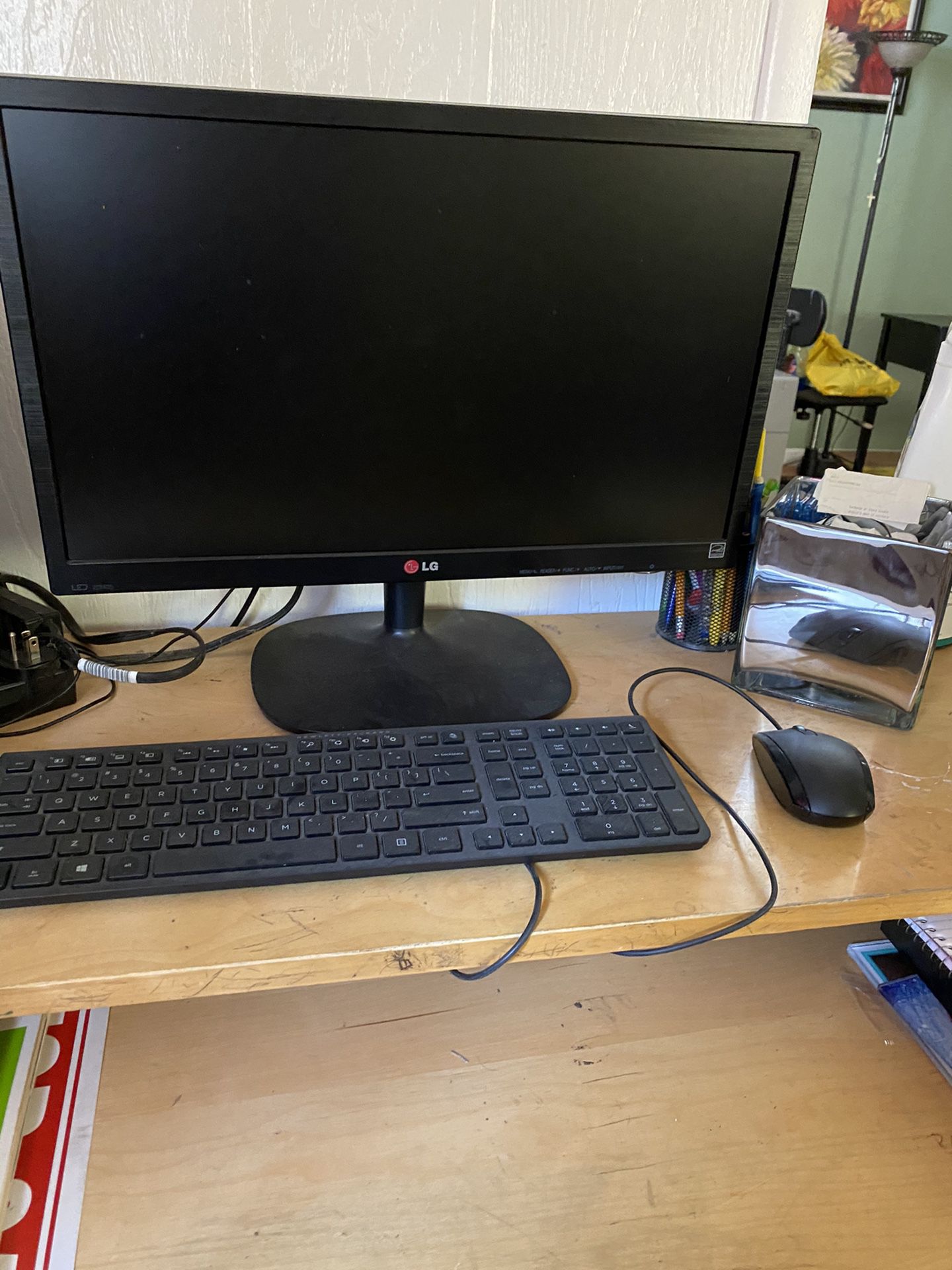 Computer screen , Keyboard and mouse