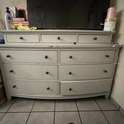Dresser/ Cajon 