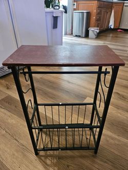 Metal Magazine Rack Side Table with Towel Holder.
Cash only.
PU Santa Clarita, CA,91350