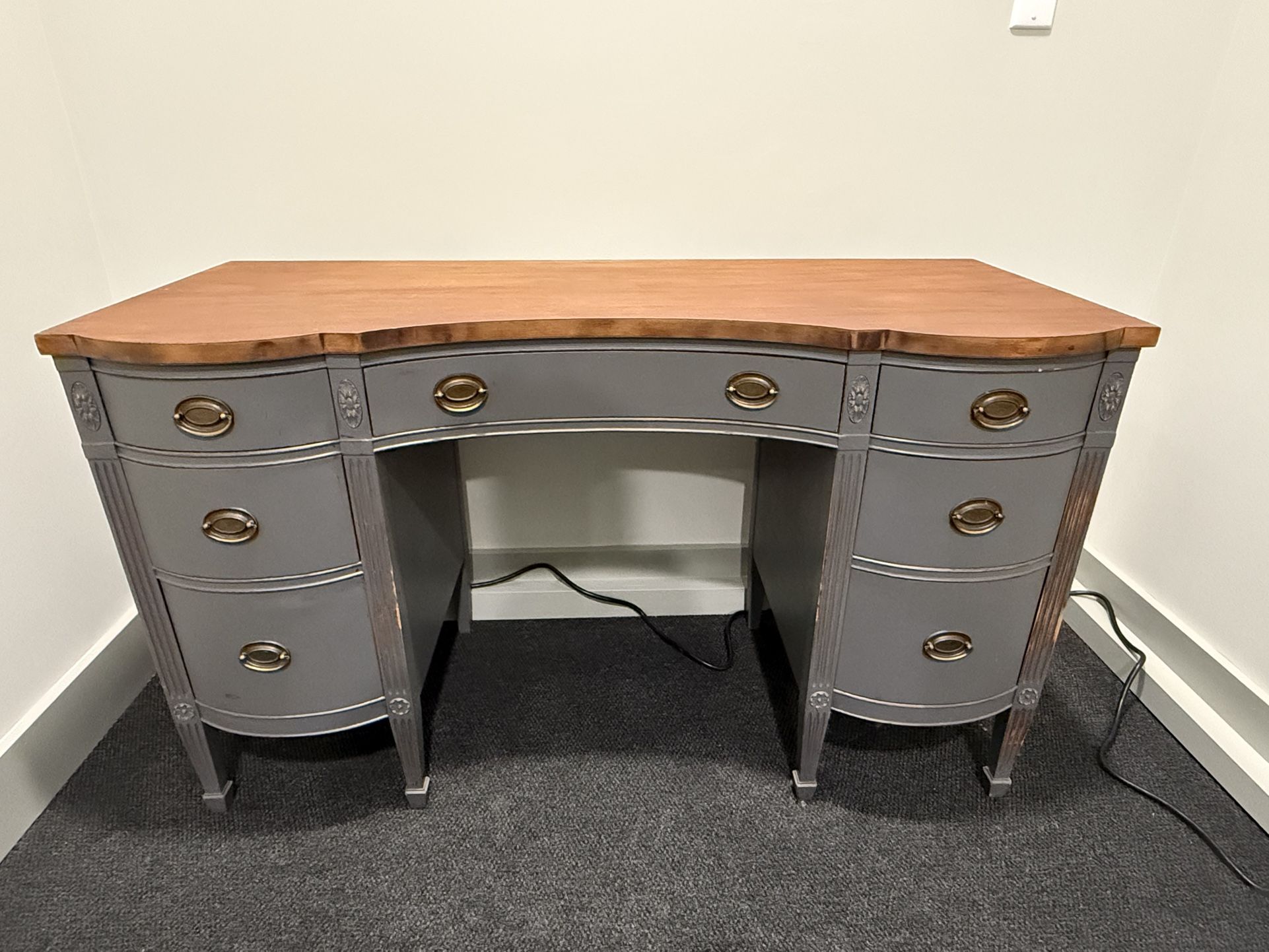 Beautiful Dexter fine Furniture Desk