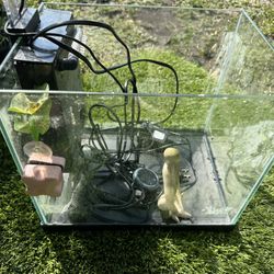 Aquatop 3 Gallon Fish Tank! Comes With Pump And Light 