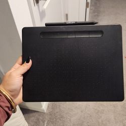 Wacom - Intuos Graphic Drawing Tablet for Mac, PC, Chromebook & Android (Medium) with Software Included (Wireless) - Black