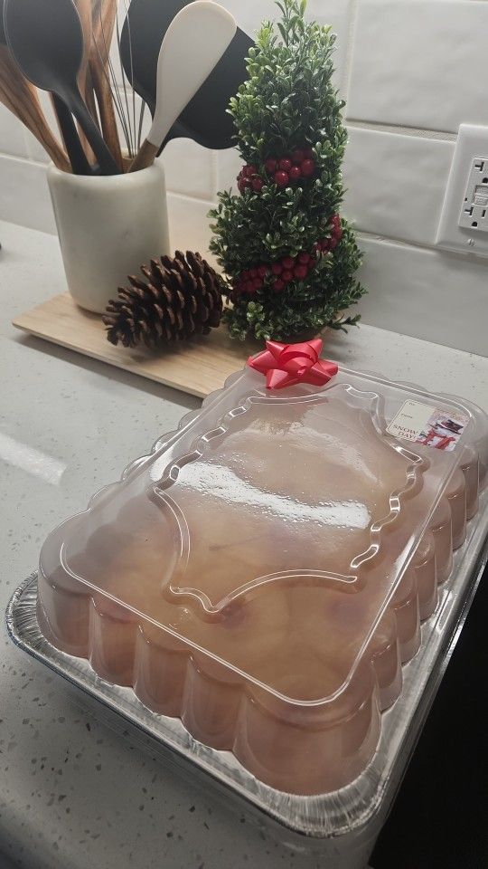 PASTEL DE PIÑA TOMANDO ORDENES