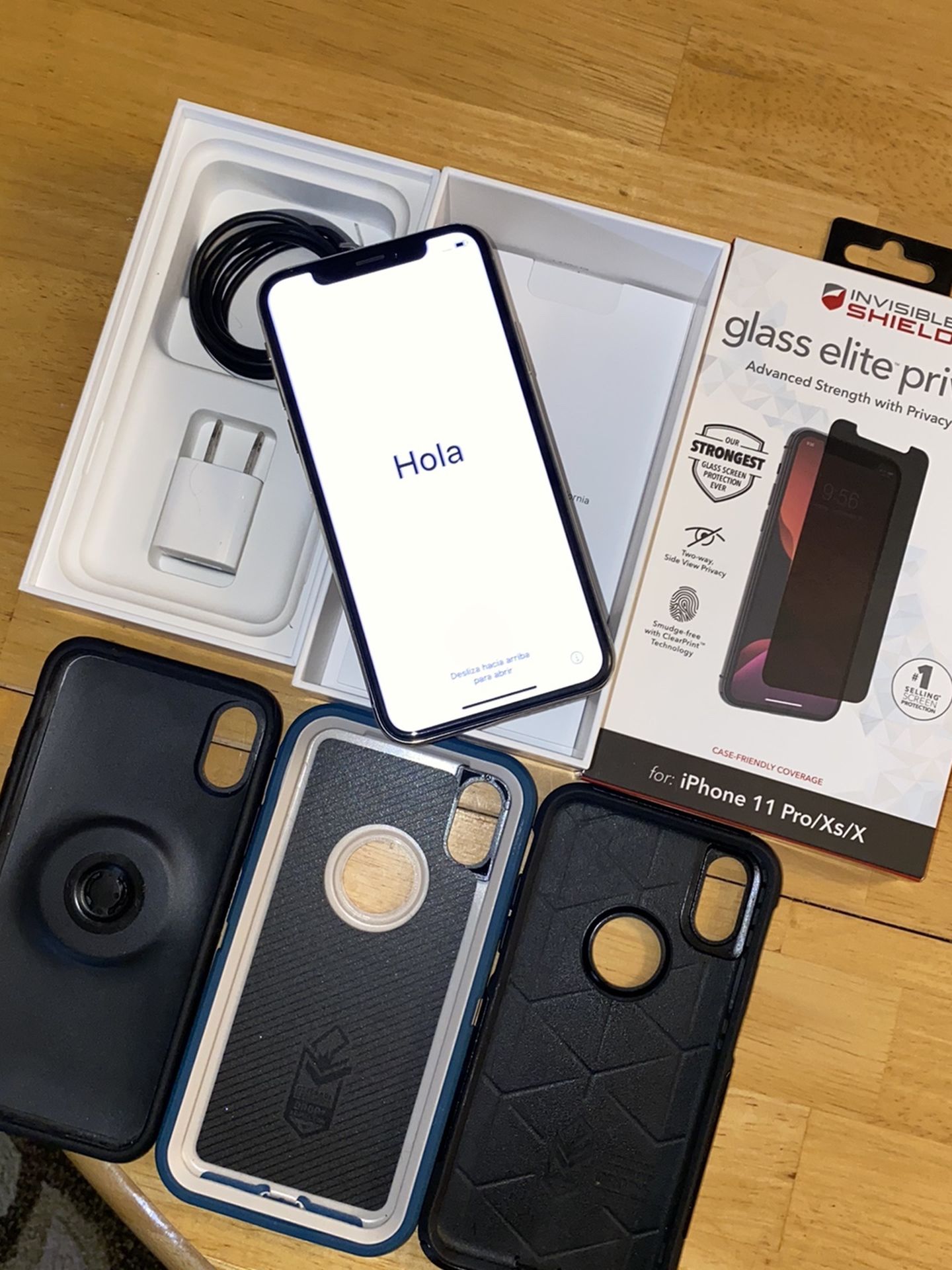 iPhone X 64GB + 3 Otterbox Cases & Privacy Protection Screen Protector