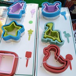 New ‼️ 9 PC Sandwich Cutter Set 