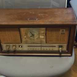 Vintage General Electric Radio  Model C1540 , ( Not Working Properly)