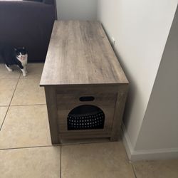  box for cats or dogs, super new original price 300$ selling for 70$