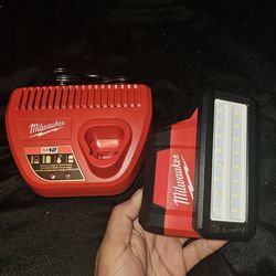 Milwaukee M12 ROVER LED Flood Light + Cargador - ¡NUEVOS!