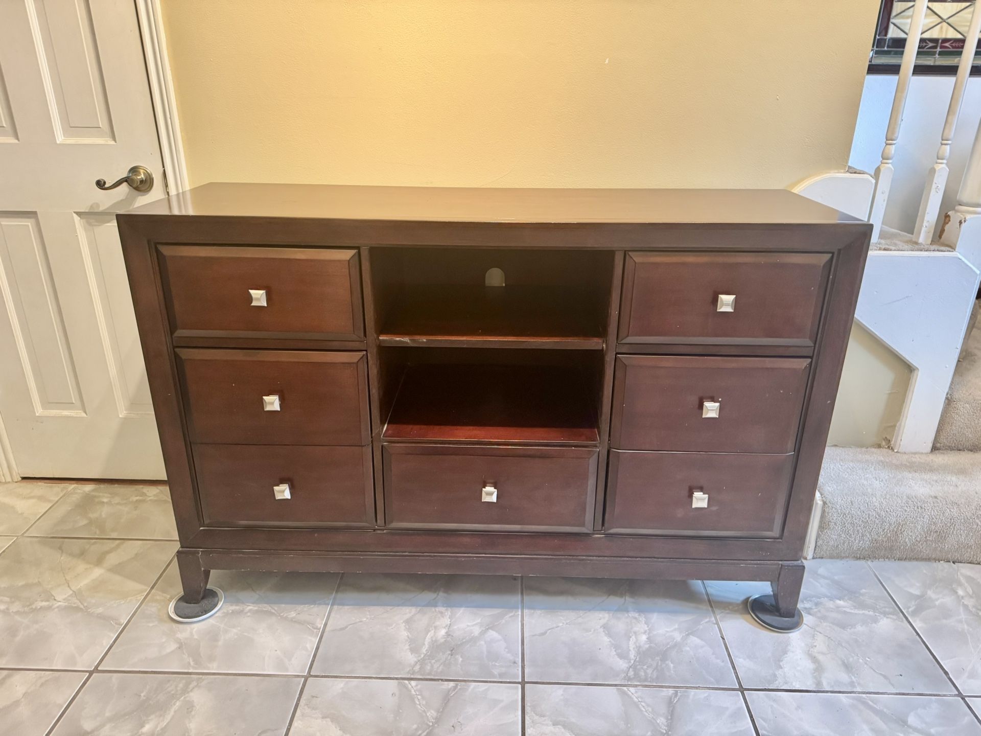 Dresser / TV Stand / Bedroom / Livingroom