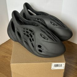 Adidas Yeezy Dark Onyx Men's Size 11 Foam Runner YZY Pre-owned VNDS HP8739