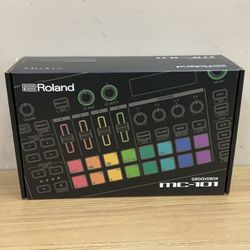 ROLAND GROOVEBOX MC-101 MUSIC SEQUENCER .