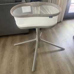 Halo Baby Swivel Bassinet 360-degre Used A Few Times