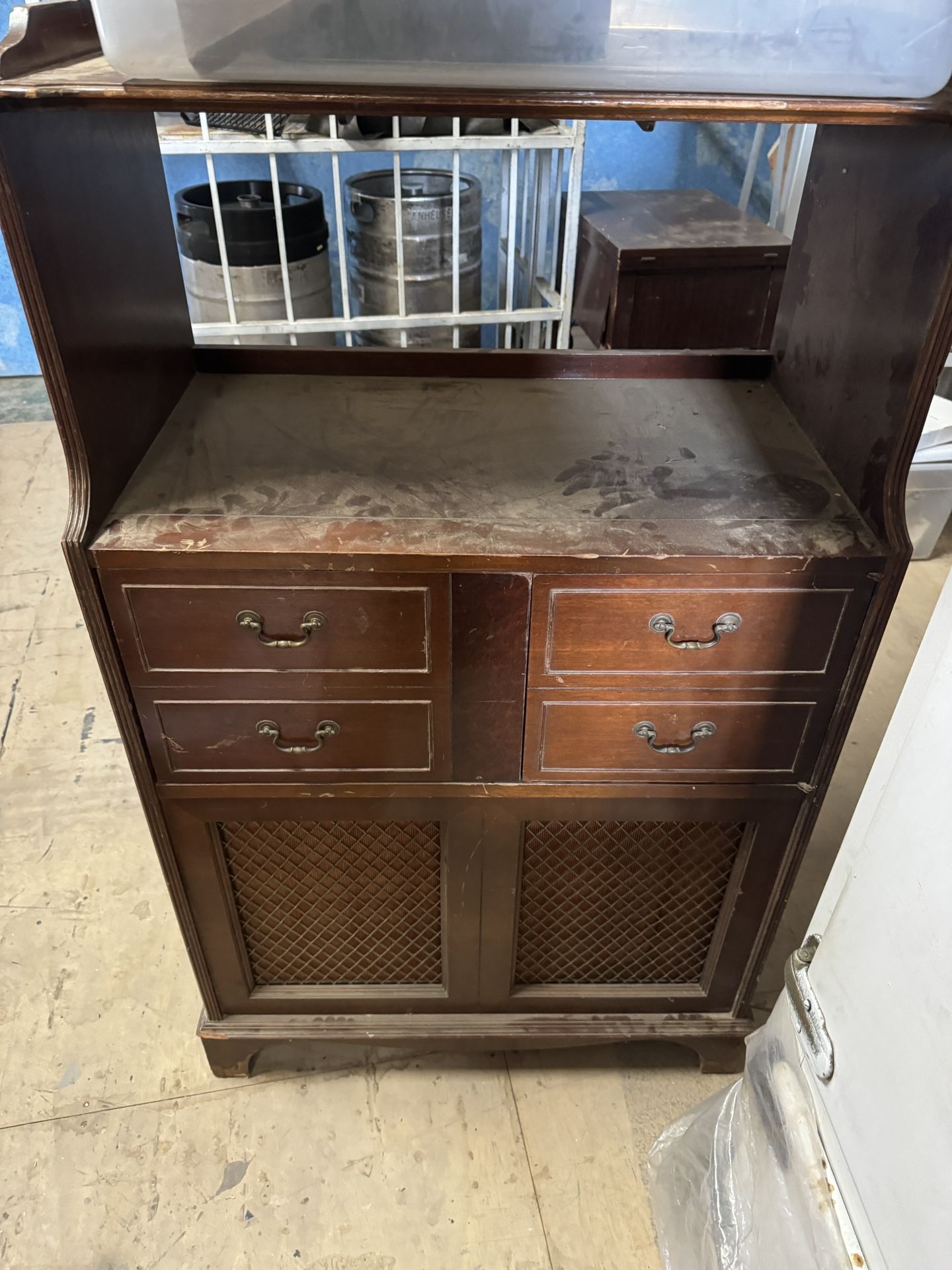 Magnavox Radio/turntabke Cabinet