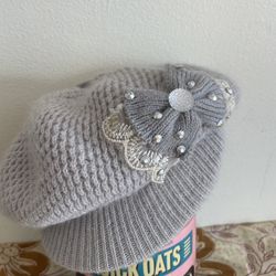 This is a Korean-style fashionable knitted newsboy cap (also often called an eight-corner cap or duckbill knitted cap). 1. Design style • Material: It