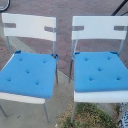 2 Chairs With Cushion 