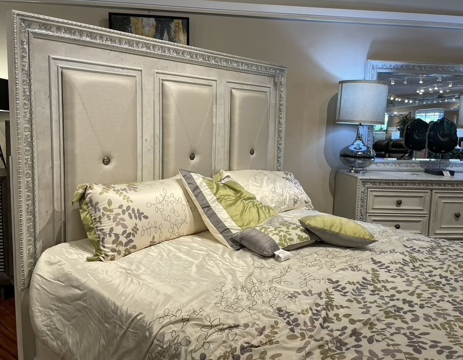 Premium King Bedroom Set – Designer Quality – Like New