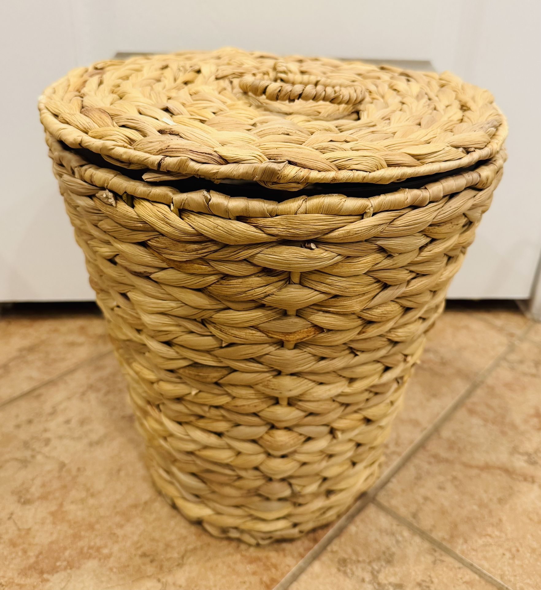 3 Gallon Trash Can w/ Lid - Water Hyacinth w/ Plastic Liner Waste Basket $15 Price is Firm 