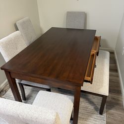 New Raymour & Flanigan Dining Table Set with Bench