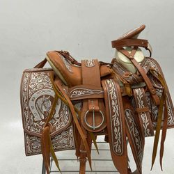 Montura Charra Fuste Amplio Con Bordados 