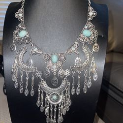 BRAND NEW - Costume Jewelry - Beautiful Intricate Turquoise/Silver Necklace - Med Length