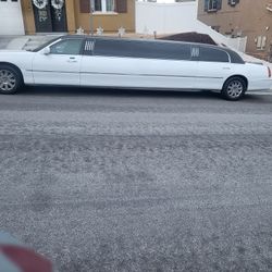 2005 Lincoln Town  Tiffany Limo