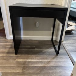 Black Desk