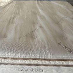 Brand New Queen Size Organic Cotton Saatva Mattress!