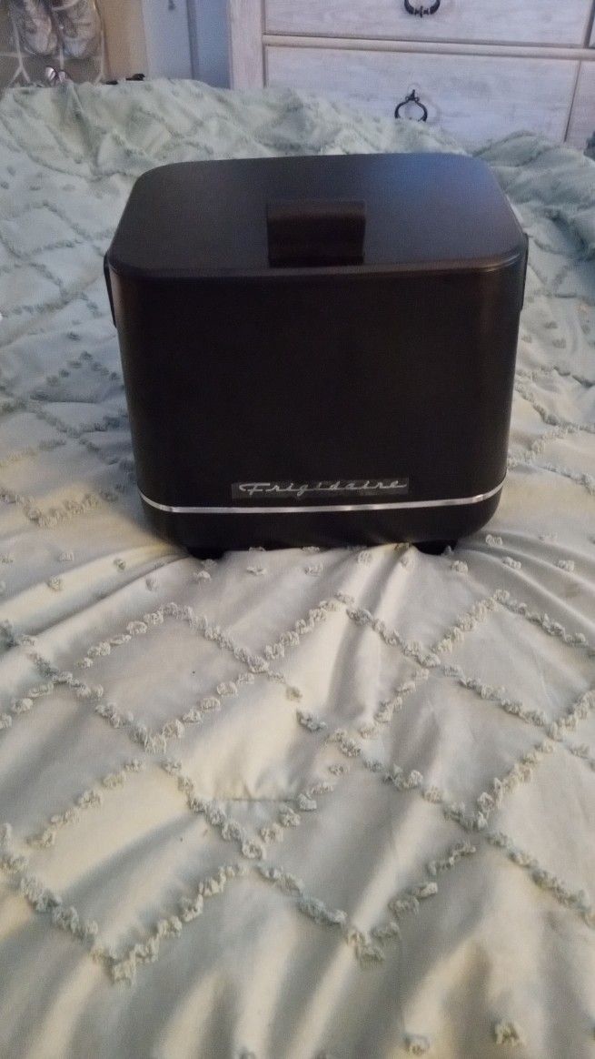 Frigidaire Mini Personal Fridge Cooler