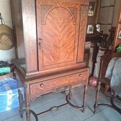 BEAUTIFUL ANTIQUE CABINET 36 X 65.!!