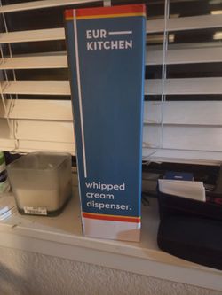 Whip cream dispenser