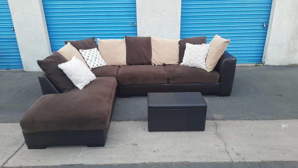 Beautiful Sectional Couch With Ottoman, 🛋