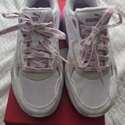 WOMEN'S  PUMAS  SIZE 6.5