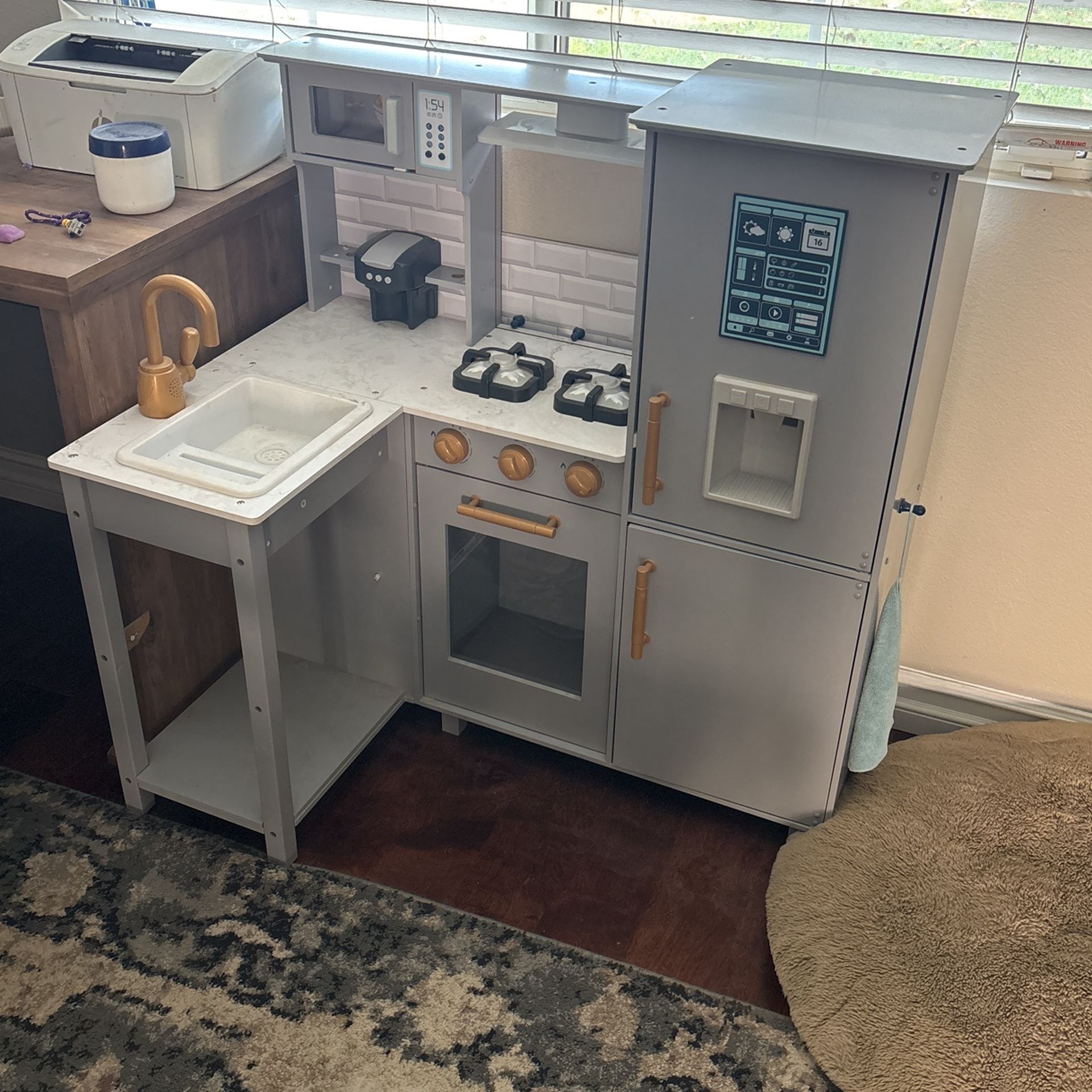 Children’s Play Kitchen