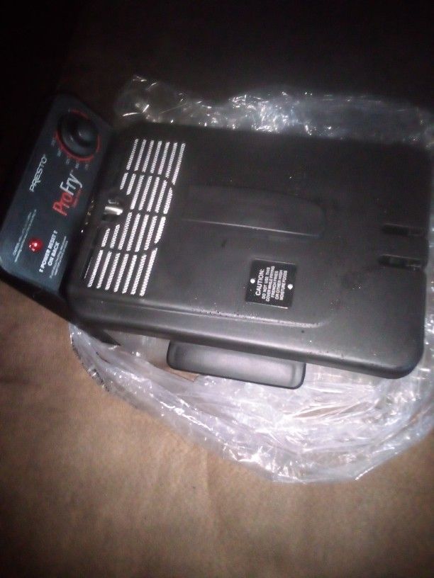 Deep Fryer Brand New  " Unused"  *Gift* Open Box  Manual 