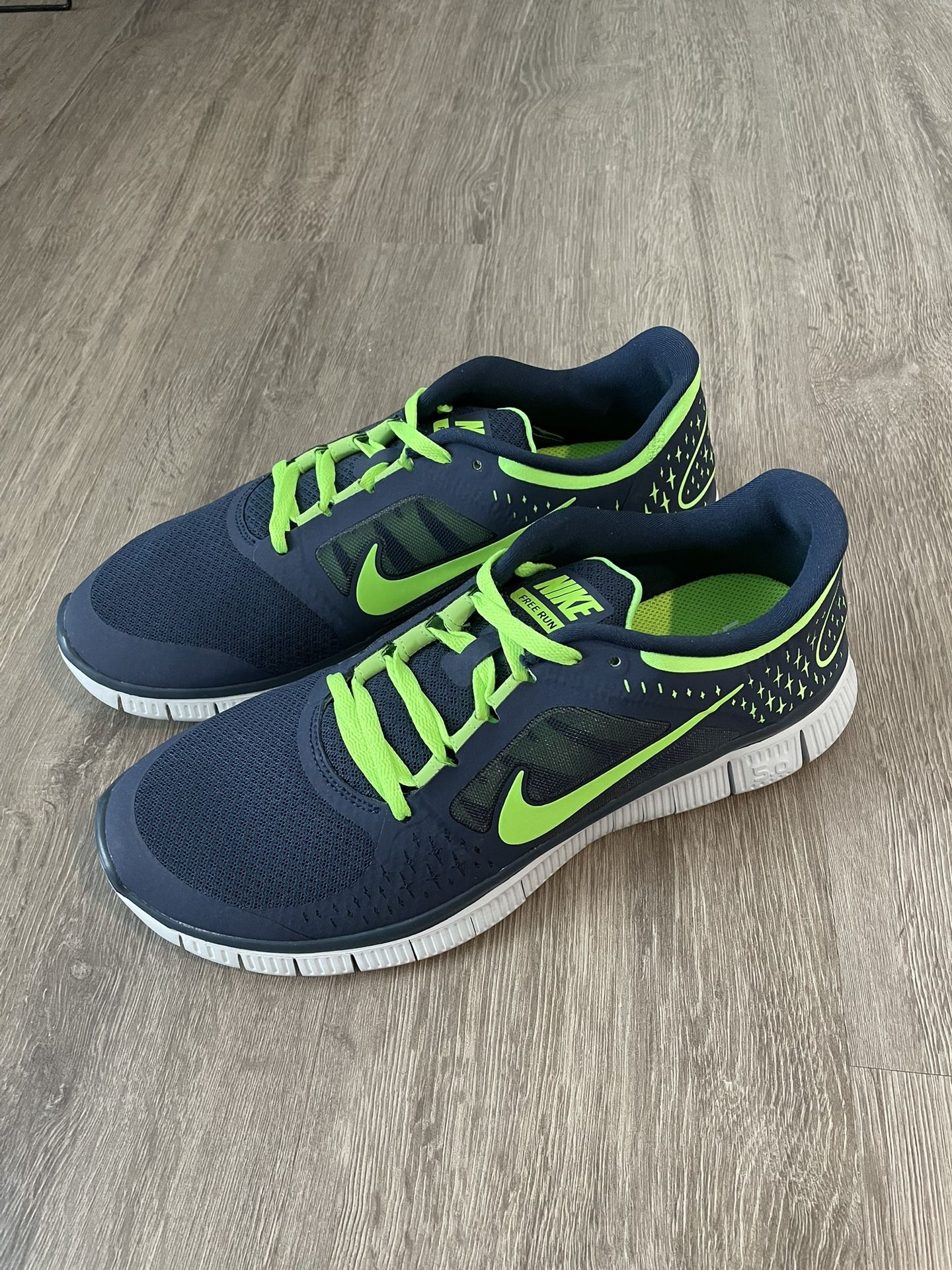 New Men’s 10.5 Nike Free Runs