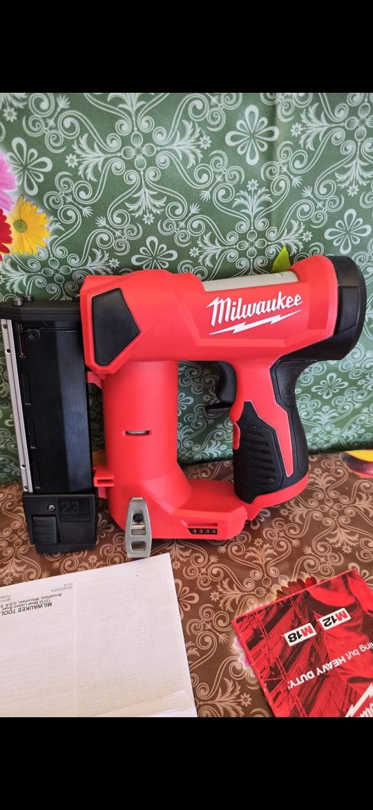 Milwaukee
M12 12-Volt 23-Gauge Lithium-Ion Cordless Pin Nailer (Tool-Only)