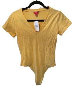 NWT GUESS Anila V-Neck Bodysuit Medium M Yellow Sunbrella Short Sleeve Tee New