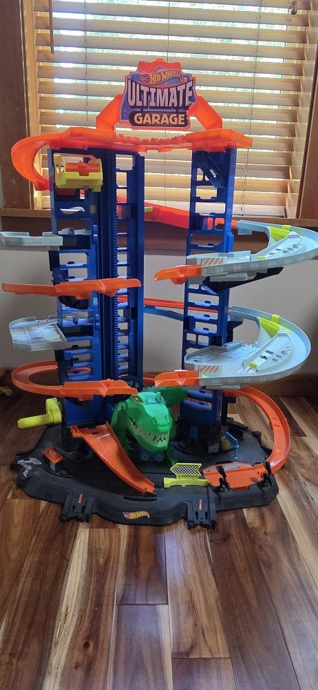 Hot Wheels Ultimate Garage + 130 Cars/Trucks