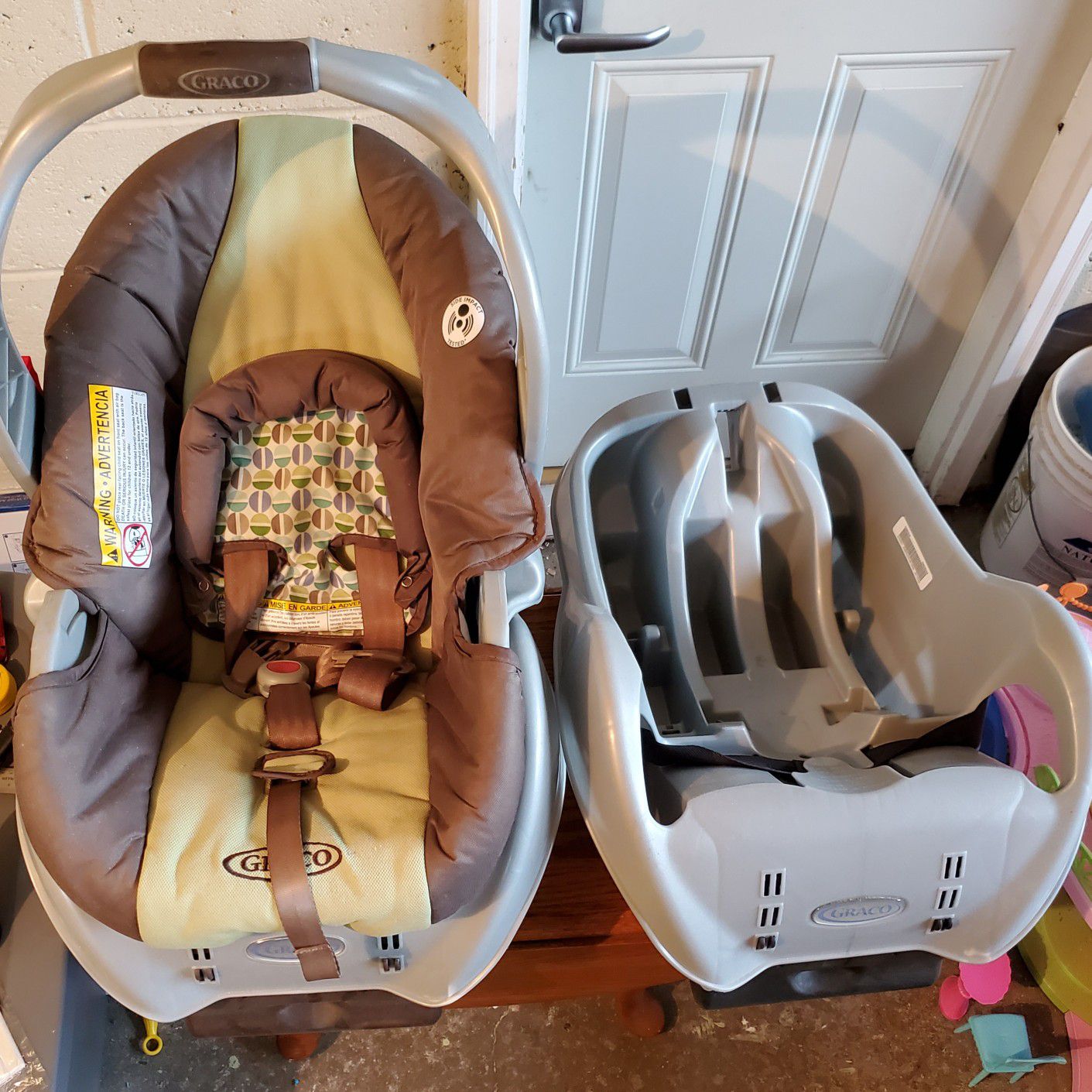 Graco Snug ride infant car seat with 2 car bases