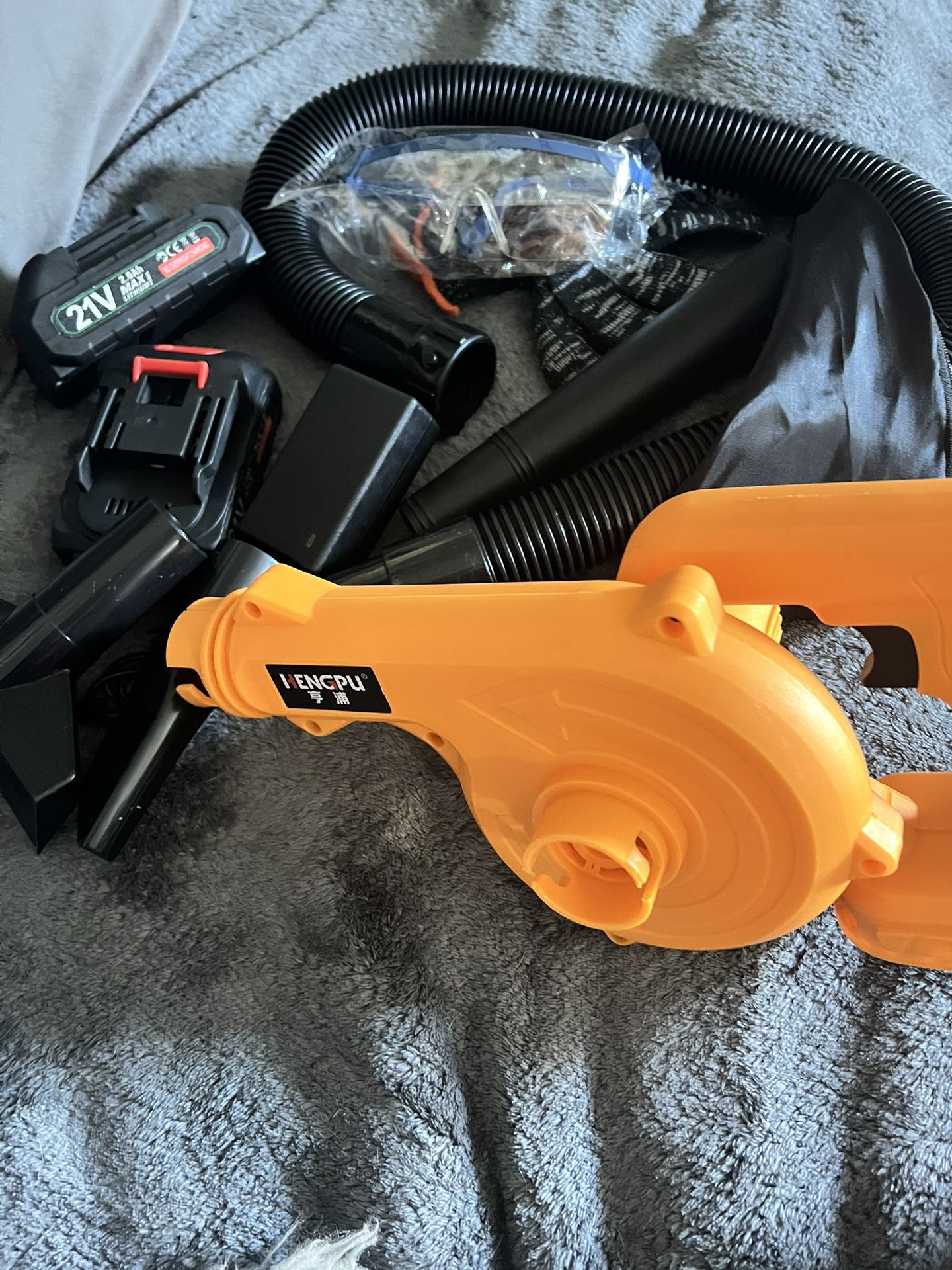 Leaf blower comes with 2 batteries and charger