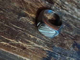 Men's ring between a size 5 or 7  for 65$