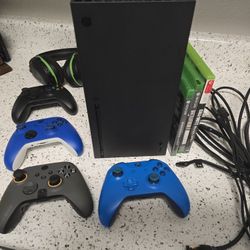 Xbox Series X (1Tb) W/ Headset & 4 Controllers
