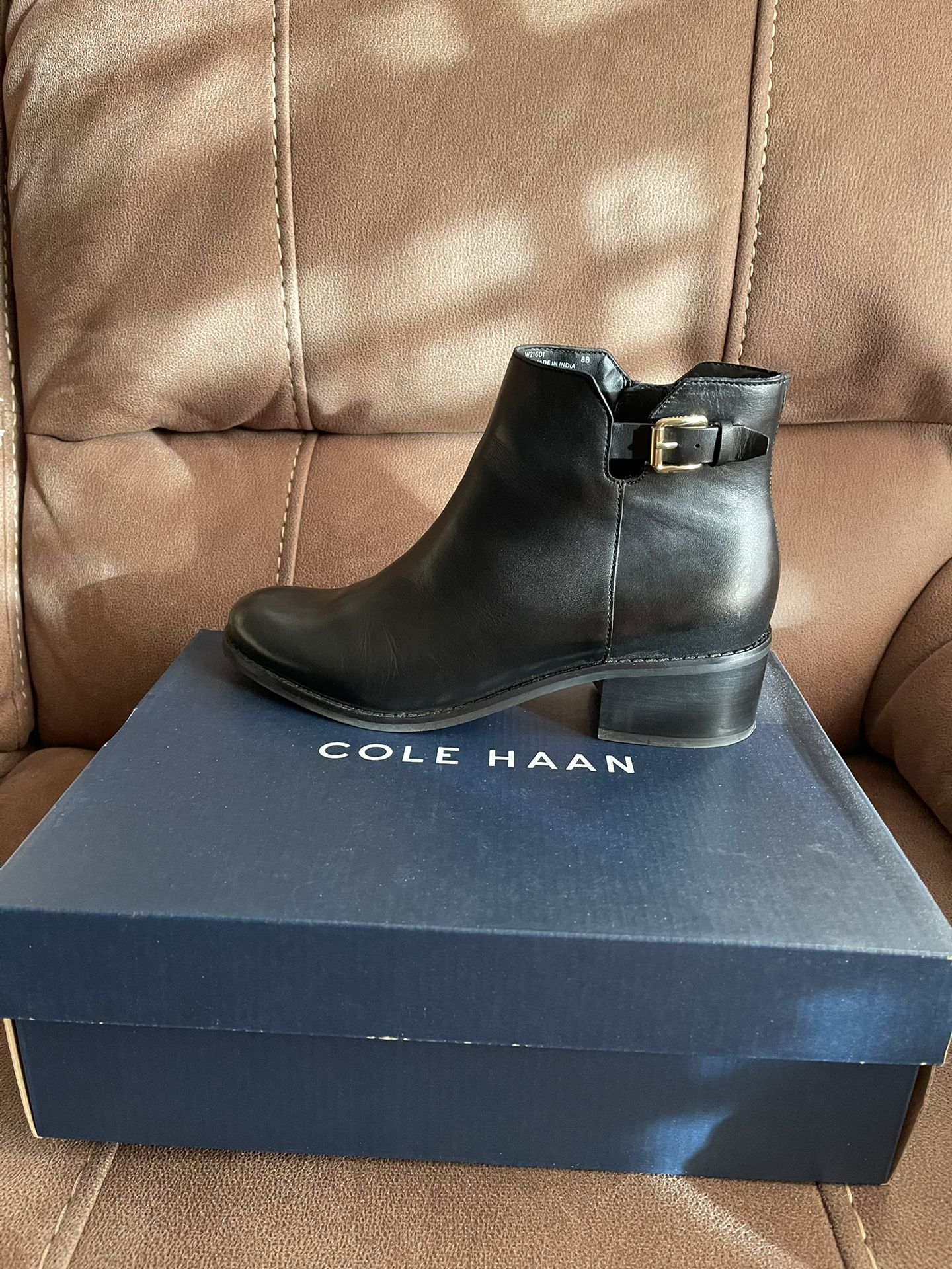 COLE HAAN Handyn Leather Bootie Size 8.