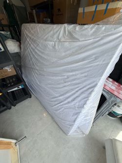 Queen Size Mattress – Almost New Condition