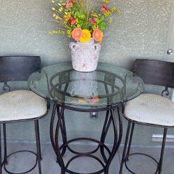 Beautiful Pub Style Table And Chairs 