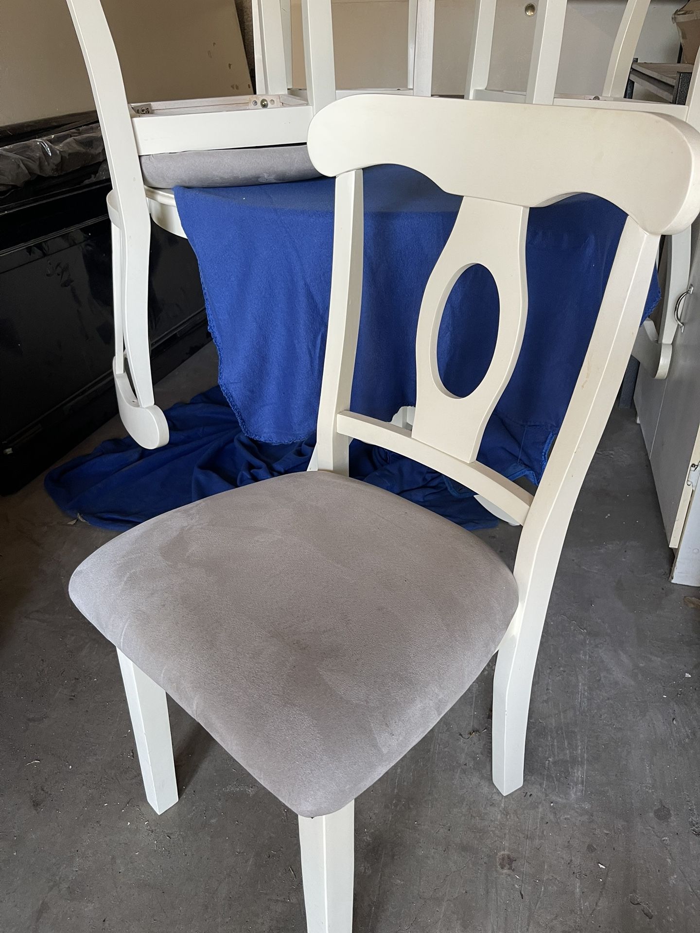 Round Table And Chairs 